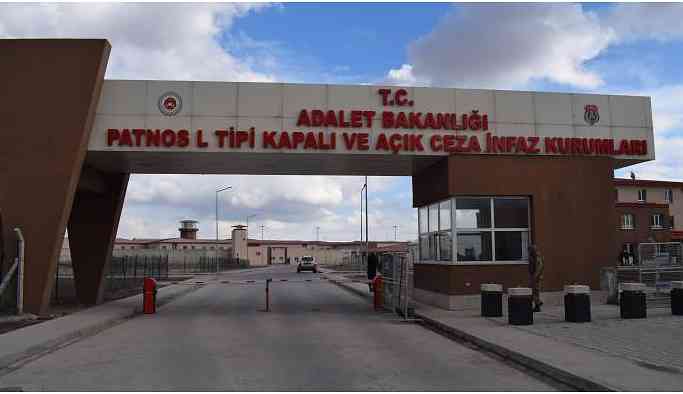 Koğuş baskınlarında yataklar bıçakla yırtılarak aranıyor