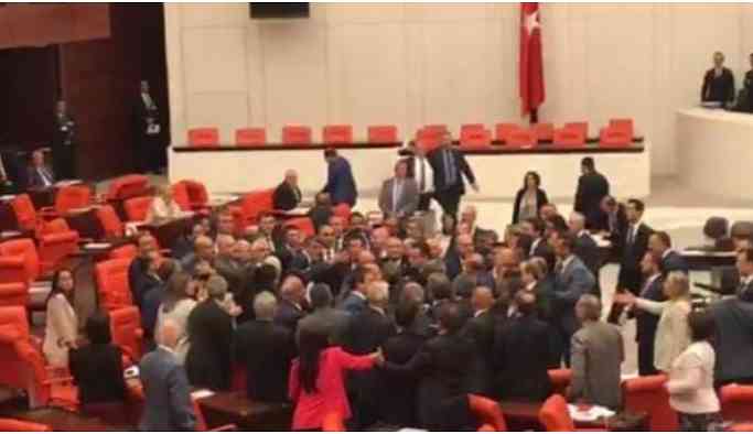 MHP’li vekiller CHP’li Özel’in üzerine yürüdü