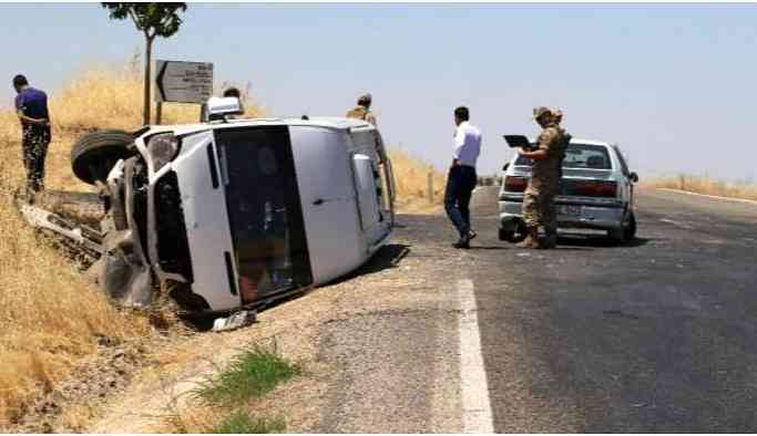 Minibüs otomobile çarptı: 12 yaralı