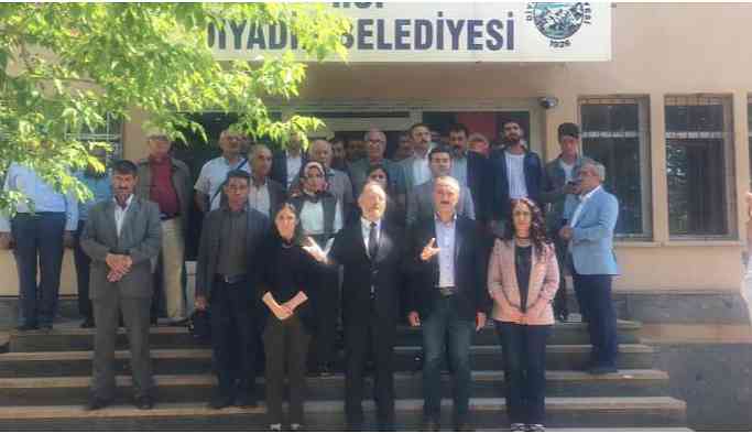 Polisin darp ettiği belediye eşbaşkanlarını ziyaret etti
