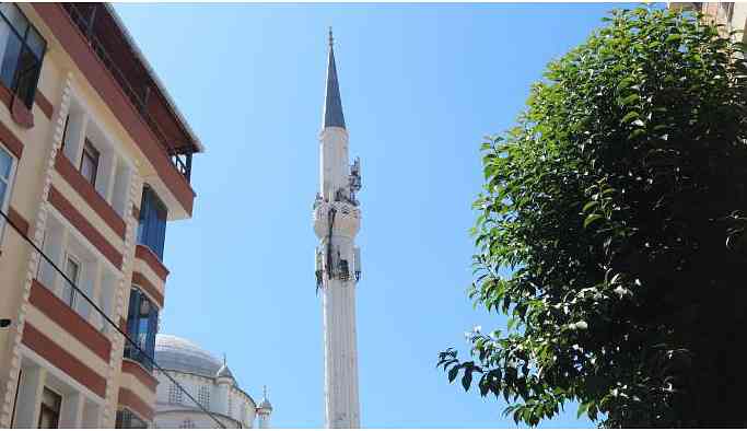 Cami minaresini baz istasyonuna dönüştürdüler