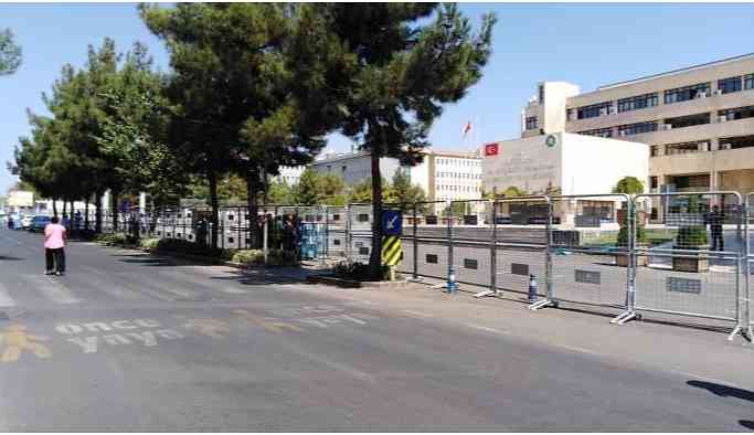 Diyarbakır'a girişler yasaklandı, belediyeye çıkan yollar kapatıldı