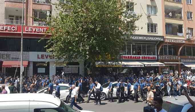 Kayyuma tepki gösteren halka polis müdahale ediyor!