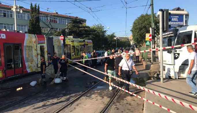 Son dakika: İstanbul’da su tankeri tramvaya çarptı: Seferler aksadı