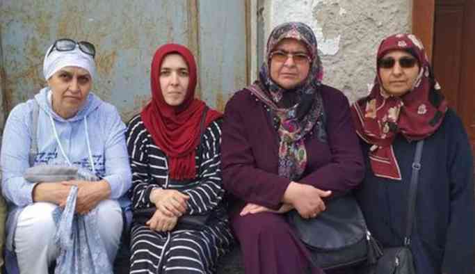 Bir 'mağdur anneler' eylemi de AKP İl binası önünde başladı!