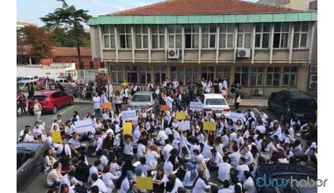 Çapa Tıp'ta deprem eylemi: 'Binaya girmek istemiyoruz'