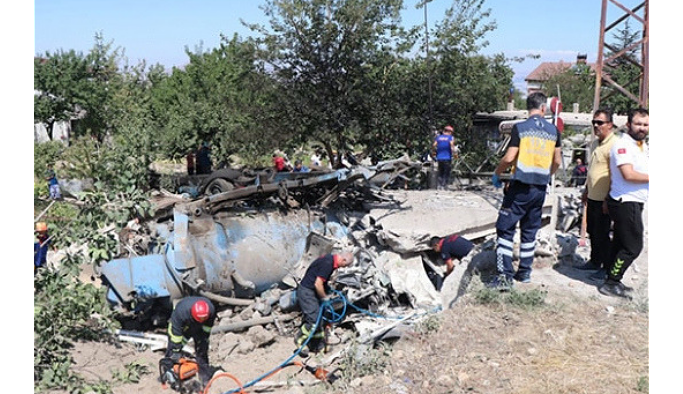 Freni patlayan kamyon eve girdi: Ölü ve çok sayıda yaralı var