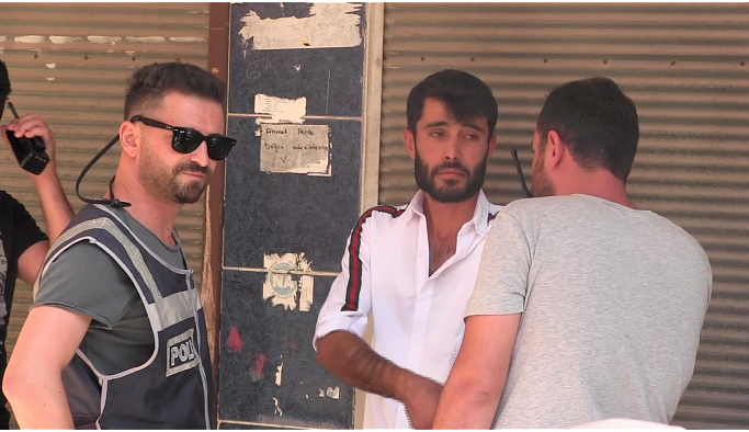 HDP önündeki ailelerce darp edilmek istenen kişi gözaltına alındı