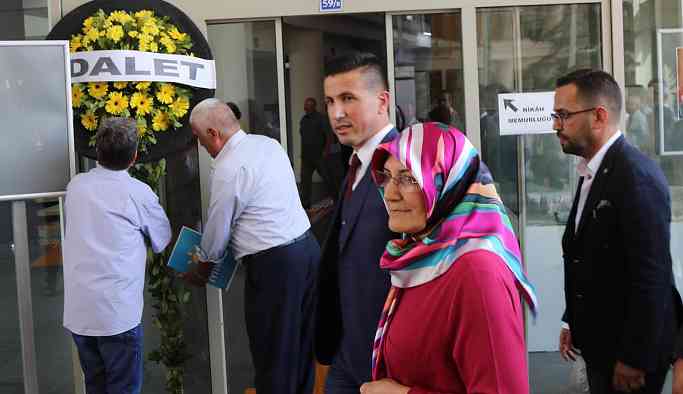 İyi Parti'den CHP'li belediye önünde siyah çelenkli eylem