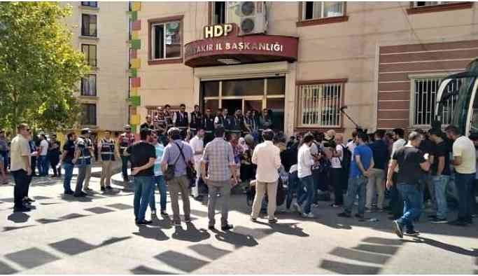 Polis aileleri emniyete çağırıyor: Gidin HDP önünde eyleme katılın