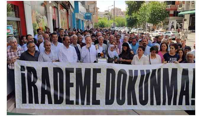 Sezai Temelli oturma eylemine katıldı
