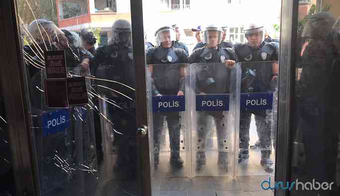 HDP’nin otobüsünü vinçle çeken polis yerine çadır kurdu