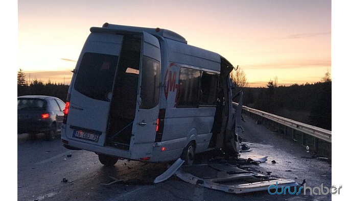 Bursasporlu taraftarları taşıyan minibüs kaza yaptı: 17 yaralı