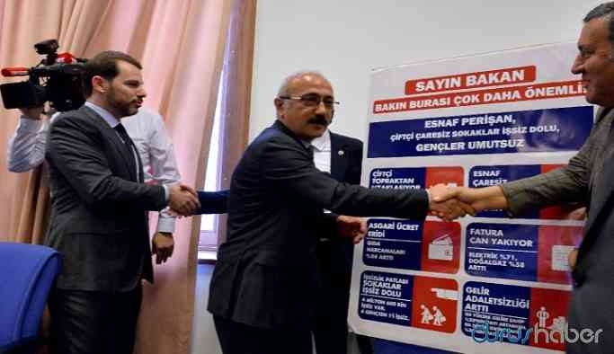 CHP'lilerden Albayrak'a 'çok önemli' protesto