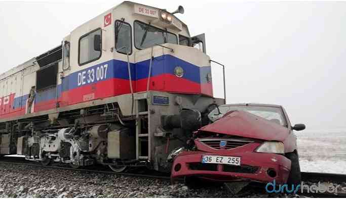 Yük treni otomobil ile çarpıştı: 3 ölü