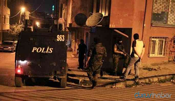 Bir tuhaf mahalle! Sokakların yarısı polis yarısı çete!