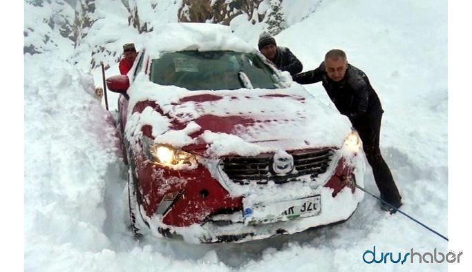Artvin'de çığ düştü, 20 araçlık konvoy yolda kaldı