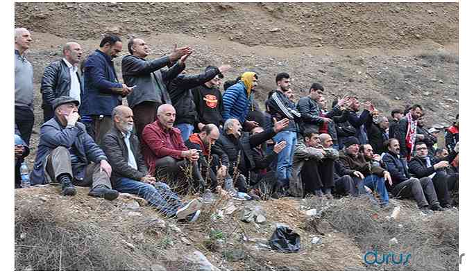Stadyuma giremeyen taraftarlar maçı dağlardan izledi