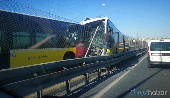 İki metrobüs kafa kafaya çarpıştı