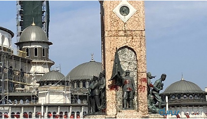 Taksim'deki Cumhuriyet Anıtı’na kırmızı boya atıldı