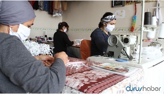 Diyarbakır’da 3 kadın ücretsiz maske üretimine başladı