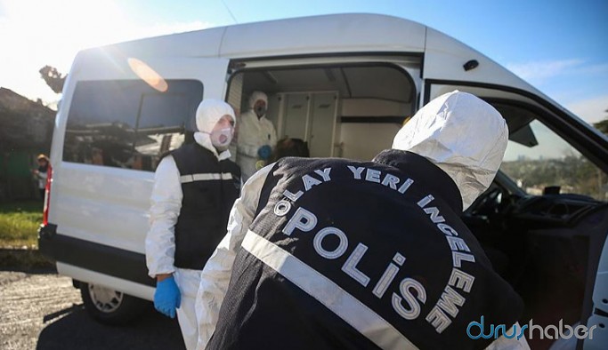 Olay yerinde delil toplaması gerekenler aksine temizlik yapıyor