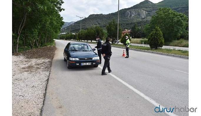 'Sahte seyahat belgesi' ile yola çıktılar, yakalandılar