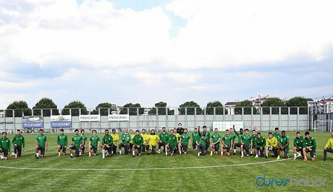 Bursaspor George Floyd için diz çöktü