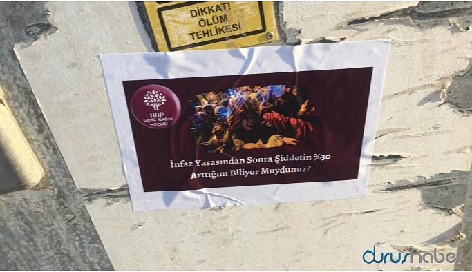 Genç kadınlar şiddet ve istismara karşı sokakta