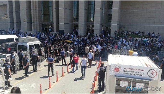 Hukukçular, iktidarın baroları bölme hamlesine karşı Çağlayan Adliyesi önünde