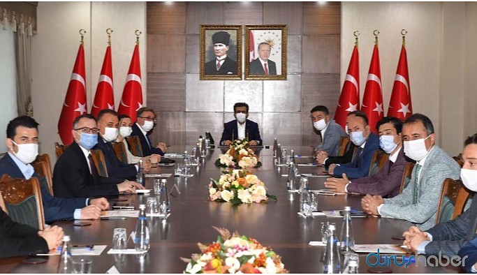 Kayyım AKP'lilerle vedalaşmadan gitti
