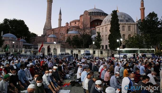 Ayasofya'da ilk namaz tartışması: 'Namaza davet'ten 'davetli namaz'a dönüştü