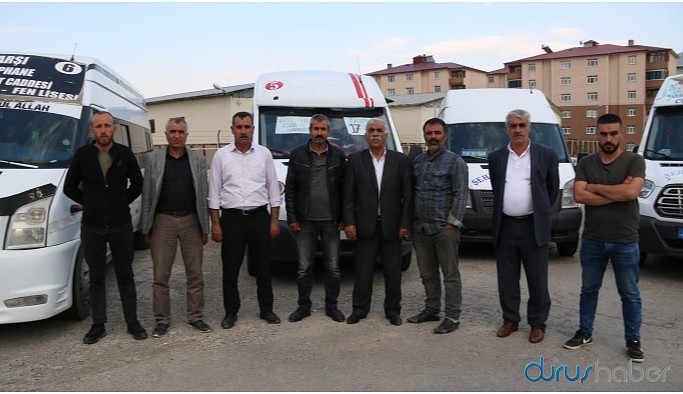 Dolmuş sahipleri AKP’li belediye önünde eylemde