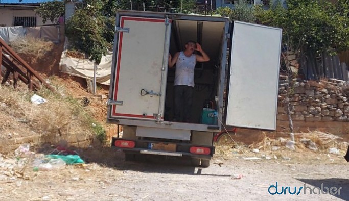 İzmir’de kamyonet arkasında kurban kesimi