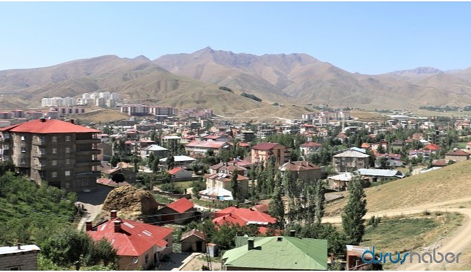 Kayyım yönetimindeki kentte halk bidonlarla su taşıyor