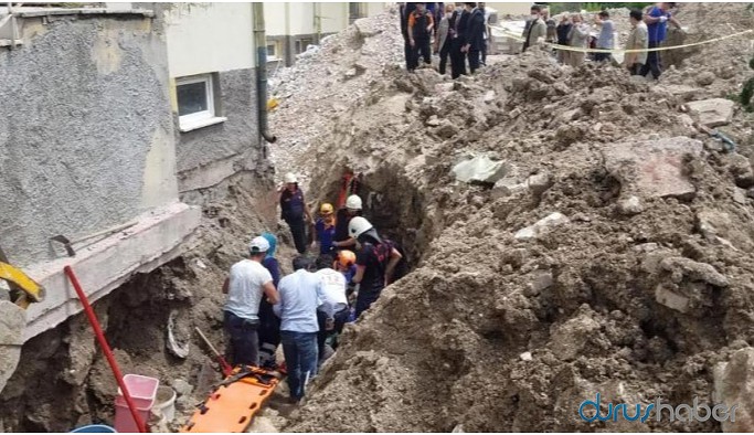 Okul bahçesinde göçük: 2 işçi toprak altında kaldı