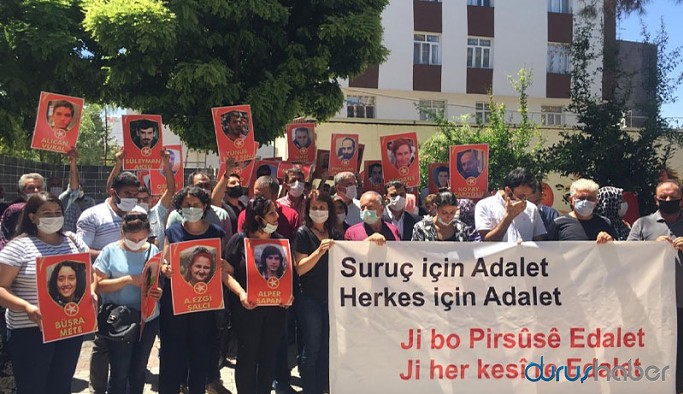 Suruç anmasına müdahale: Yaşamını yitirenlerin fotoğrafları yırtıldı