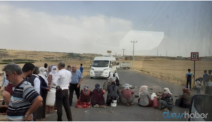 Suyu kesilen mahalleli yolu trafiğe kapattı