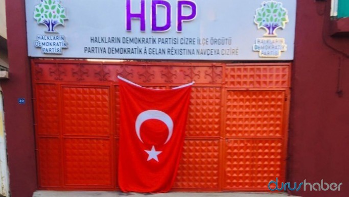 Yakılmak istenen HDP binasının kapısına bayrak astılar