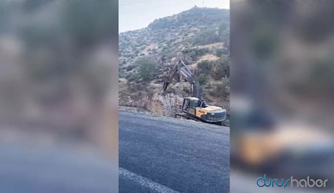 400 yıllık köprü kepçeyle yıkıldı