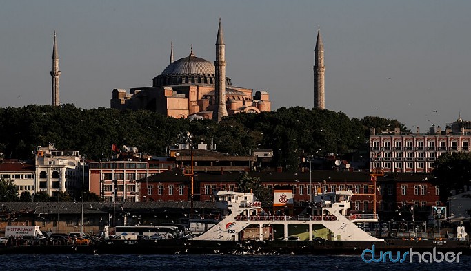 Ayasofya’da bir grup Taliban bayrağı açtı