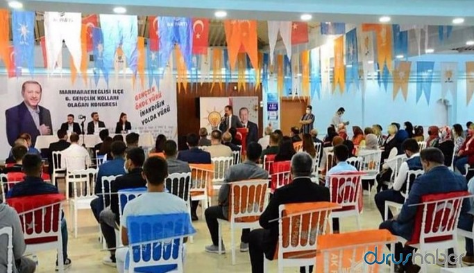 AKP kongresinde Türkiye bayrağının üzerine oturdular