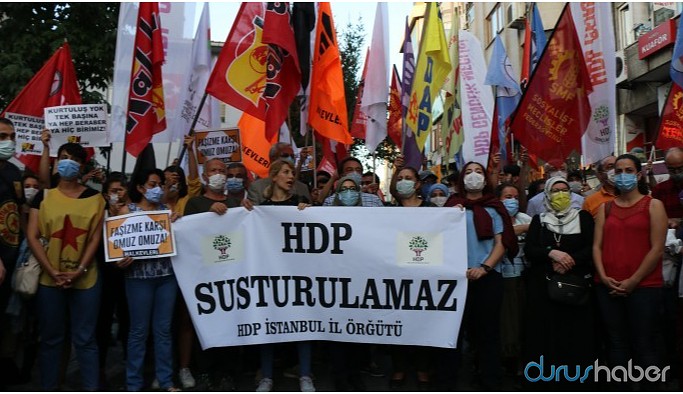Kadıköy’de yüzlerce kişi HDP’ye sahip çıktı