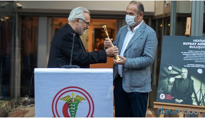 Sanatçı Rutkay Aziz, aldığı ödülü TTB’ye teslim etti