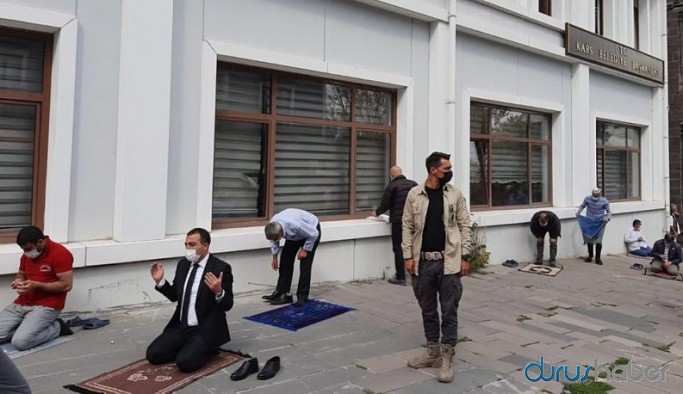 Abdülkadir Selvi, Kars Valisi'nin kıldığı namazı 'samimi' bulmuş