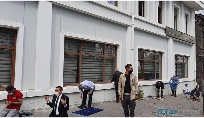 Kars kayyımı belediye önünde namaz kıldı
