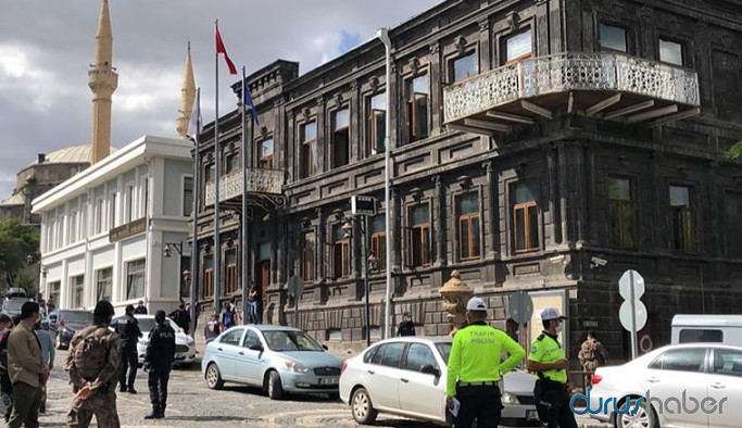 Kars kayyımı meclisi fesh etti, Kürtçe hesabı sildi
