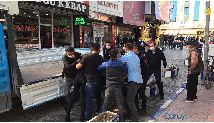 Seyyar satıcının arabasına el koymak isteyen zabıtaya tepki