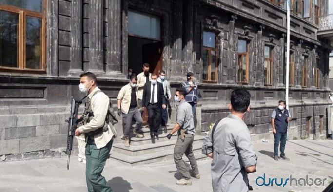 İşte silahlarla işbaşı yapan Kars kayyımının ilk icraatı