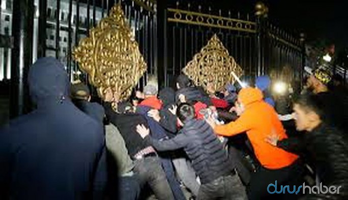 Ülkede ortalık karıştı! Cumhurbaşkanlığı Sarayı ve parlamento işgal edildi